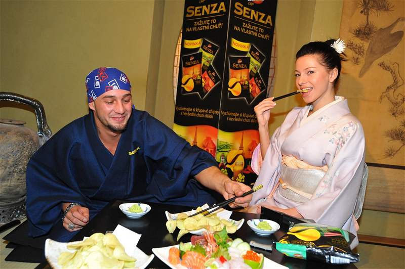 Sámer Issa a Inna Puhájková v japonské restauraci 