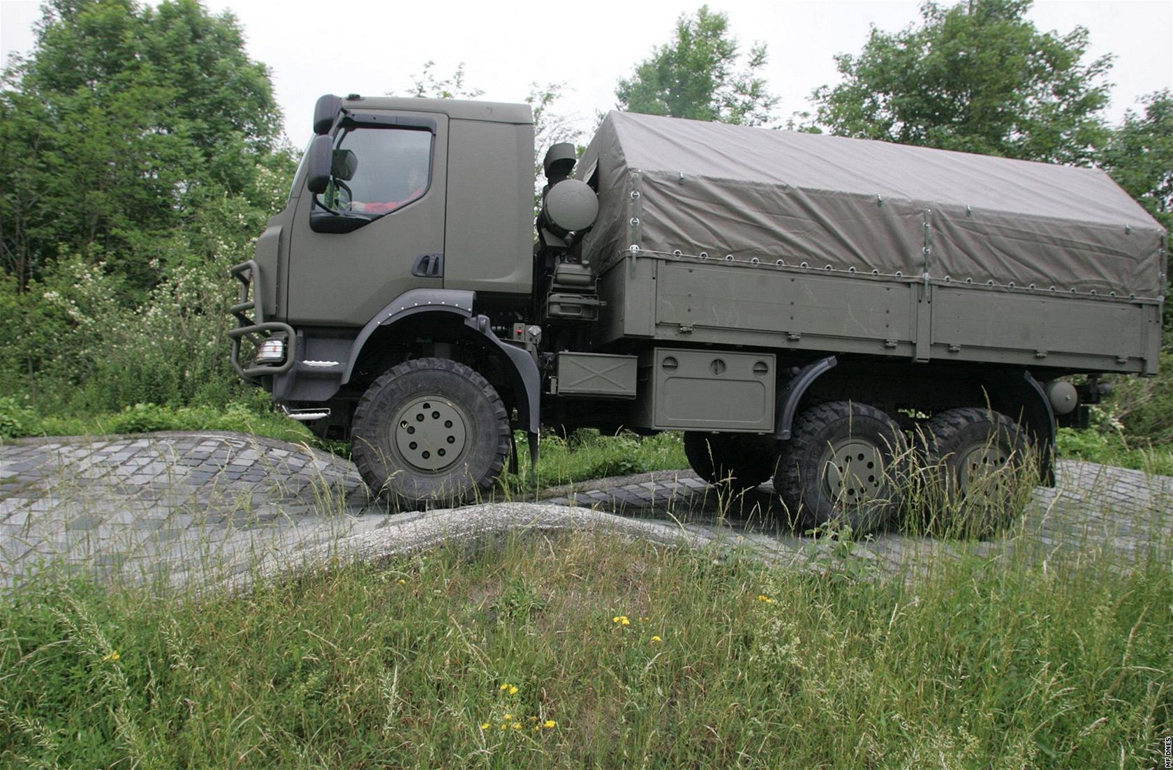 Tém�� polovinu vývozu tvo�í nákladní automobily Tatra pro saúdskoarabskou armádu (ilustra�ní foto)