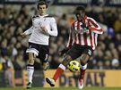 Gareth Bale z Tottenhamu bedliv sleduje jak si zpracovv m tonk Sunderlandu Asamoah Gyan.