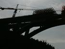 Pi stavb mostu pes Opárenské údolí nesmli stavai do chránné lokality ani vstoupit. Kvten 2010.