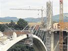 Pi stavb mostu pes Opárenské údolí stavai vyzkoueli také unikátní metodu chlazení betonu ledem.