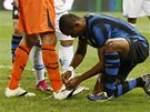 ZAVA MI BOTY! Kamerunský útoník Interu Milán Samuel Eto'o ochotn zavazuje tkaniky brankái Brescie Michele Arcarimu 