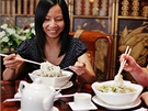 "echo-Vietnamka" Van Anh (vlevo) a tradiní nudlová polévka