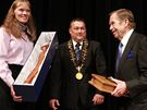 Havel dostal krom� kl��e od m�sta tak� sochu �eny od Bohumila Sokola - Slavnost...