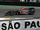 Sebastian Vettel s vozem Red Bull pi tréninku Velké ceny Brazílie.