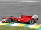 STÍHACÍ JÍZDA. Fernando Alonso z Ferrari se snaí dohnat jezdce ped sebou.