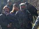 Sokolníci se chystají na lov, zcela vpravo Radek Stank se svou samicí orla skalního Kirgou. 