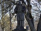 Zanedbaný pomník Jana Nepomuckého symbolizuje situaci v nejzadluženější obci České republiky. Světec má uražené ruce i hlavu, okolí artefaktu je neupravené a zarostlé. 