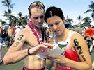 Jan Kubíek se sestrou Barborou kontroluje v cíli závodu na Havaji výsledky.