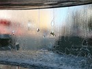 Pohled skrz vodu padající z Kalichové fontány na námstí v Ivano-Frankivsku (íká se jí i Vajíková fontána podle tvaru)