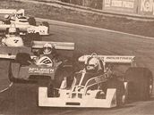 Nebylo nic, co by David Price nedlal. Val Musetti (c.7) na DPR-Marchi v britsk F1 roku 1978 za Cookem (Hesketh) a McLarenem (Chevron).
