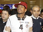 ESKORTA PRO HVZDU. Allen Iverson se z istanbulskho letit prodral pes fanouky jen s velkmi obtemi.