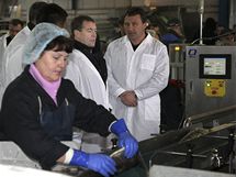Rusk prezident Dmitrij Medvedv (druh zprava) na nvtv rybrny na Kurilskch ostrovech