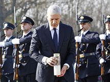 Srbsk prezident Boris Tadi klade svku u pamtnku povradnch Chorvat z Vukovaru (4. listopadu 2010)