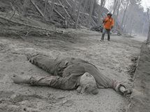 Mrtvola pokryt poplkem z indonsk sopky Merapi (5. listopadu 2010)