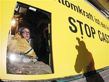 Aktivist z Greenpeace se zabarikdovali v dodvce ped ndram v Dannenbergu (9. listopadu 2010)