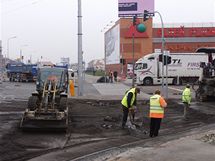 Kvli odstraovn starho asfaltu v pondl zsti uzaveli kiovatku u plzesk Plazy, co zpsobilo v centru msta dopravn kolaps