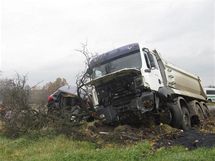 Tragick nehoda t aut mezi Starm Sedlem a Sokolovem, pi kter zahynuli dva lid