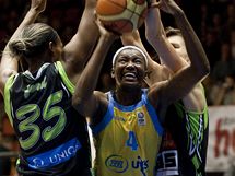 Basketbalistaka DeLisha Milton-Jonesov z USK Praha se probj pes hrky Brna.