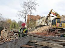 V brnnskm Komrov zaala demolice dom, kter musely ustoupit stavb peloen trasy tramvaj.