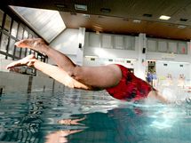 Zdena Šobrová se v Pelhřimově stala rekordmankou. I v 90 letech skáče do vody po hlavě.