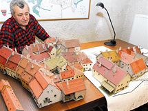 Stanislav Vrška s modelem židovského ghetta v Třebíči. V roce 2005 - v době focení - měl hotovo 25 domků, celkem jich vyrobil 120.