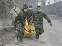 Vojci odnej jednu z obt dal erupce indonsk sopky Merapi (5. listopadu 2010)