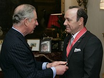 Herec Kevin Spacey s dem britskho impria, kter mu pedv princ Charles