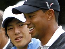 Tiger Woods a Rjo Iikawa na exhibinm turnaji v Jokoham.