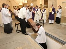 Ostatky biskup byly uloeny zpt do krypty pi pontifikln mi svat.