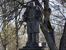 Zanedban pomnk Jana Nepomuckho symbolizuje situaci v nejzadluenj obci esk republiky. Svtec m uraen ruce i hlavu, okol artefaktu je neupraven a zarostl. 