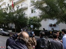 Novini stoj ped vcarskou ambasdou v Atnch, kterou otsl vbuch (2. listopadu 2010)