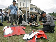 Lid nali pobl indonskho Batamu trosky, kter odpadvaly z motoru obho Airbusu A380 spolenosti Qantas (4. listopadu 2010)