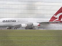 Letadlo spolenosti Qantas museli po nouzovm pistn hasit (4. listopadu 2010)