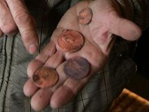 Badatel Vladimr Graka ukazuje mince nalezen pi rekonstrukci olomouck Korunn pevnstky.
