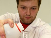 Chemici z VŠCHT ukázali studentům jihlavského gymnázia, jak může vypadat moderní hodina chemie.
