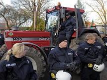 Proti demonstrantm museli zakroit policist.