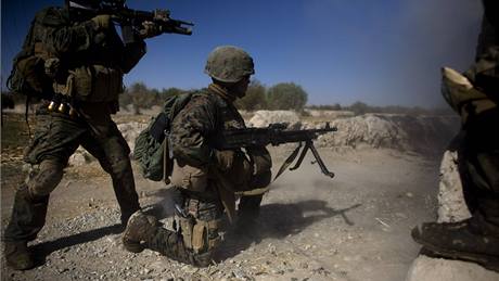 Amerití mariáci na patrole v afghánské provincii Hílmand