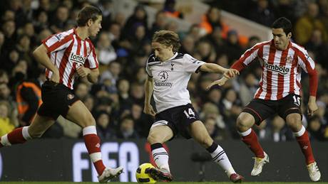 KLIKOVANÁ. e je zdatným driblérem pedvádí záloník Tottenhamu Luka Modri. Brání ho Jordan Henderson (vlevo) a Cristian Riveros ze Sunderlandu.