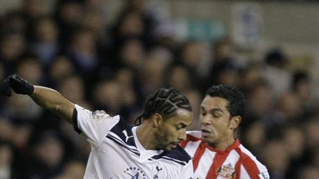 FOTBALOVÝ TANEEK. Benoit Assou-Ekotto (vlevo) z Tottenhamu a Kieran Richardson ze Sunderlandu.