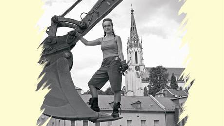 Charitativní kalendá� 2011 p�edstavuje dvanáct chrastavských �en, kterým srpnové povodn� po�kodily domy.