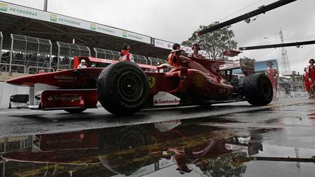 Felipe Massa ze stáje Ferrari pijídí do box v detivém tréninku na Velkou cenu F1 v Brazílii.