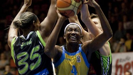 Basketbalistaka DeLisha Milton-Jonesová z USK Praha se probíjí pes hráky Brna.