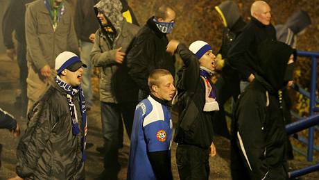 CO JE? CO JE? CO JE? Fanouci Baníku Ostrava dlali se ped stadionem stetli s policií. Pi zásahu byl pouit slzný plyn, kvli tomu bylo utkání s Plzní perueno.