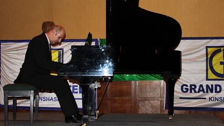 Klavírista Jaromír Klepá koncertuje v Grand Hotelu v konské Kinshase
