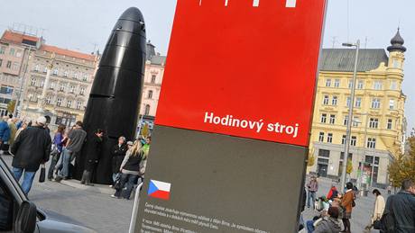 Brn�nský orloj získal ceduli s návodem.