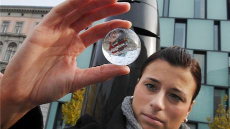 Ka�dý den p�ed 11:00 se kolem nových hodin na nám�stí Svobody v Brn� sejde shluk lidí, kte�í se sna�í ulovit kuli�ku ze stroje.