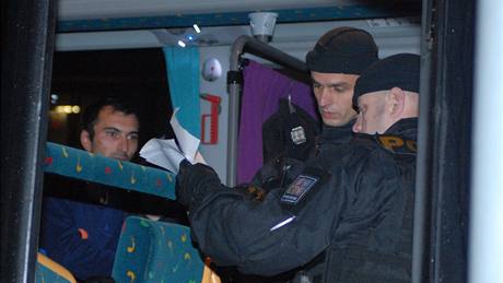 Rumuntí dlníci krátce ped návratem do své vlasti. esko je tam odvezlo po potyce cizinc v Plzni. (6. listopadu 2010)