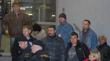 Rumunští dělníci krátce před návratem do své vlasti. Česko je tam odvezlo po potyčce cizinců v Plzni. (6. listopadu 2010)