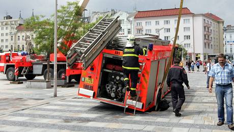 V kvtnu 2010 se na Masarykov námstí v Ostrav proboil hasiský automobil.